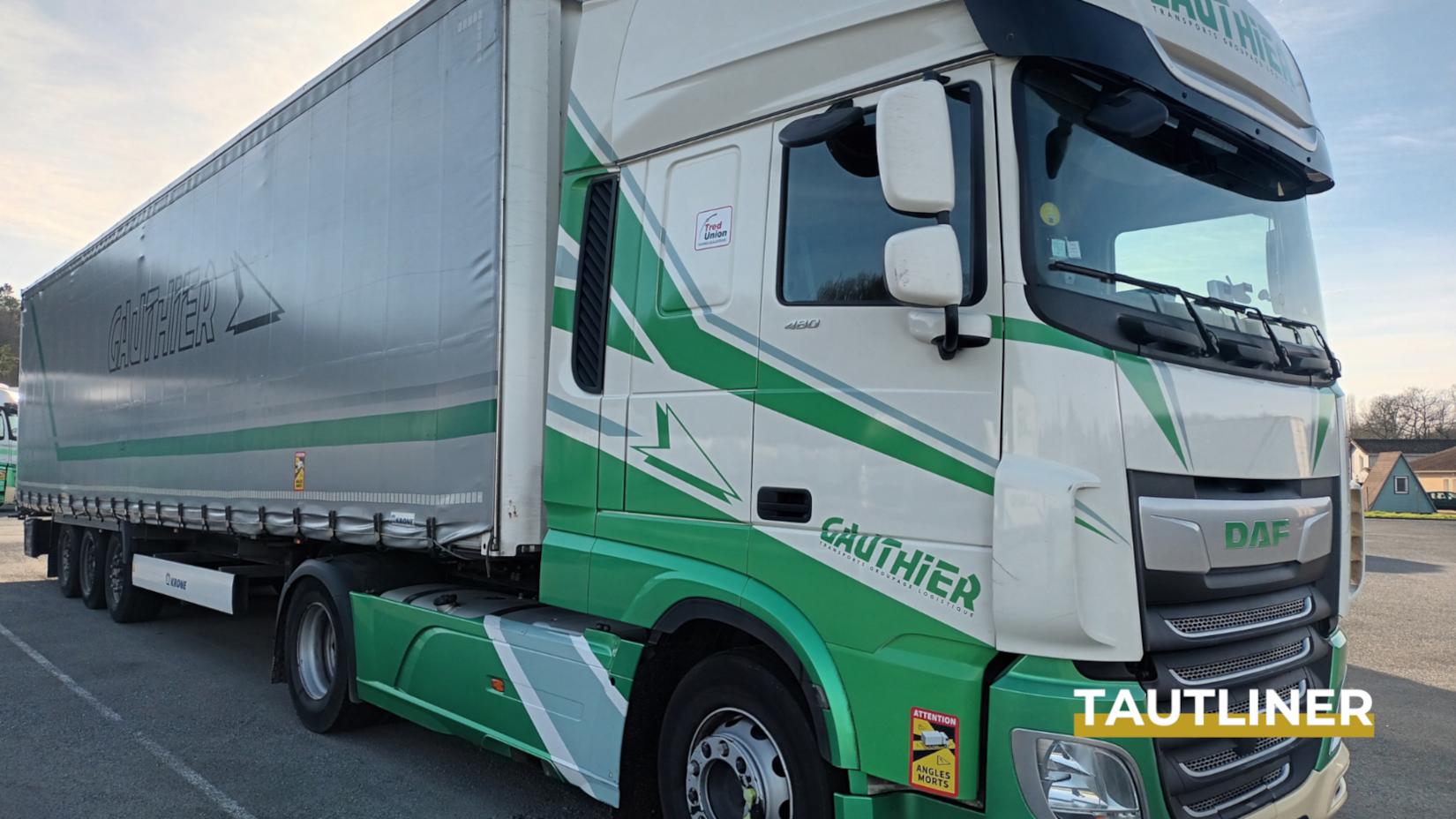 Tautliner des Transports Gauthier, conçu pour faciliter le chargement et le déchargement de marchandises.