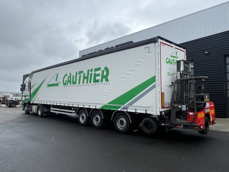 Camion de Transports Gauthier équipé d'un chariot embarqué pour faciliter la livraison et le déchargement.