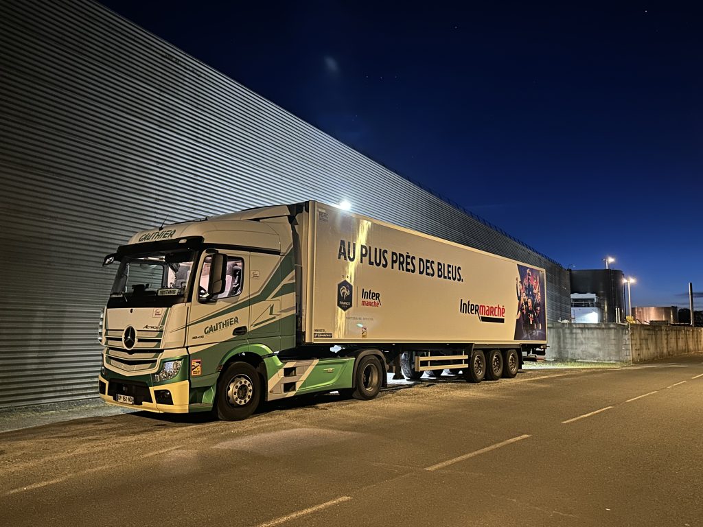 Camion Transports Gauthier en location avec chauffeur, au service d'entreprises comme Intermarché pour le transport de marchandises.