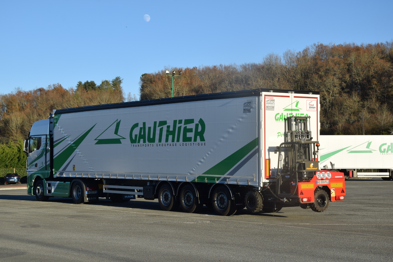 Camion des Transports Gauthier avec un chariot embarqué à l'arrière pour faciliter les livraisons.