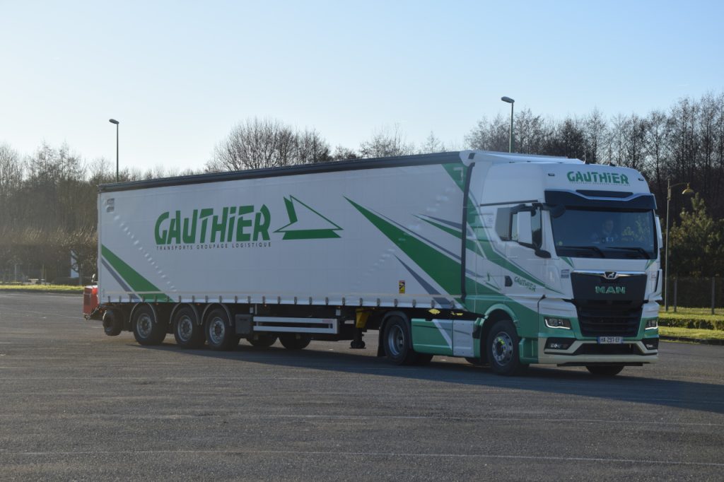 Camion des Transports Gauthier avec un chariot embarqué à l'arrière pour faciliter les livraisons.