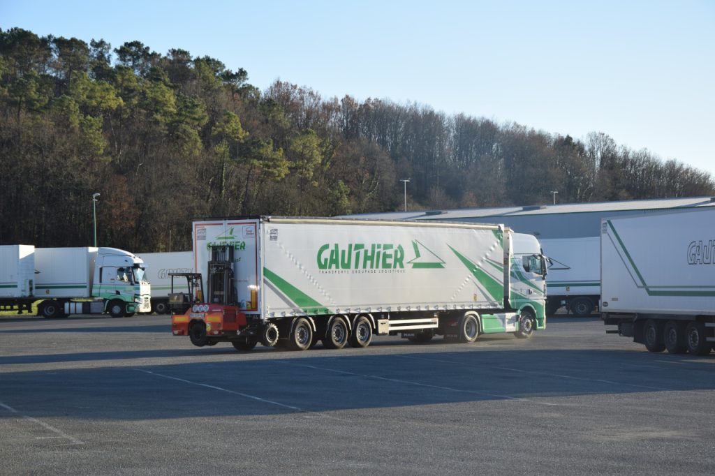 Camion des Transports Gauthier avec un chariot embarqué à l'arrière pour faciliter les livraisons.