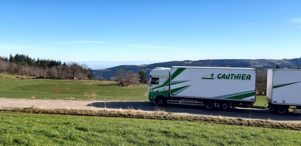 Camion remorque des Transports Gauthier devant un paysage naturel.