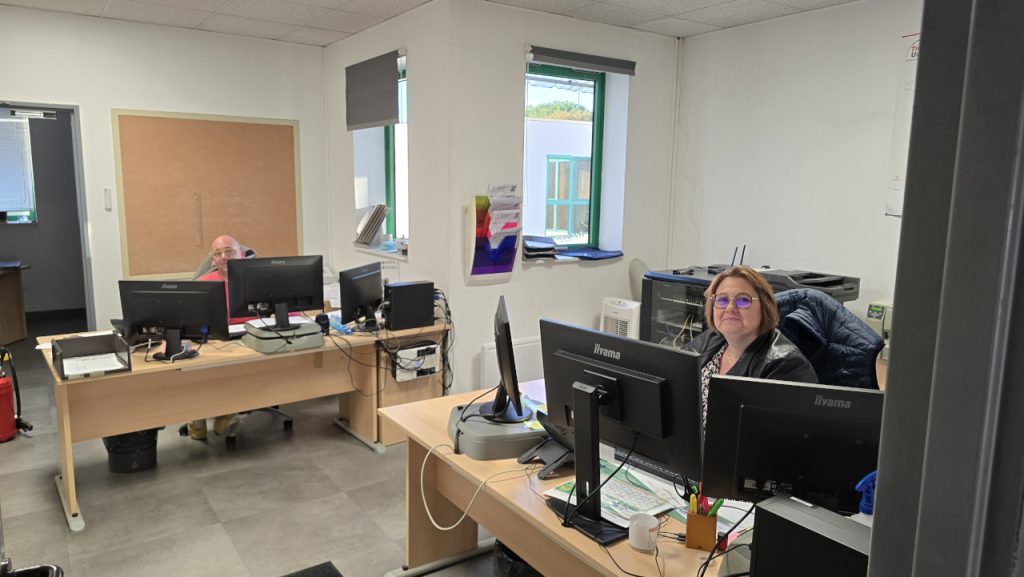 Collaborateurs de l'entreprise Transports Gauthier travaillant dans les bureaux à Niort.