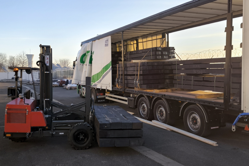 Déchargement d'un camion des Transports GAUTHIER, avec un chariot embarqué.