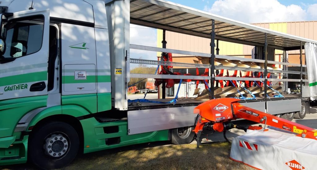 Camion tautliner des Transports GAUTHIER chargé de matériels agricoles pour un transport sécurisé et efficace.