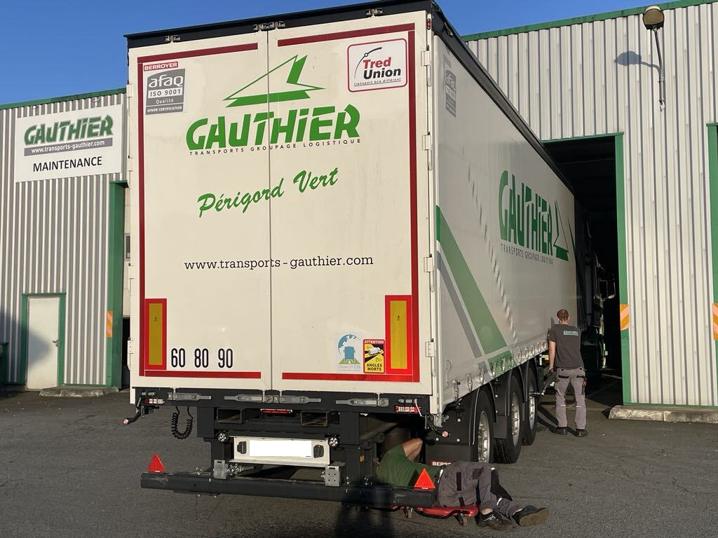 Camion des Transports Gauthier en maintenance dans le garage de Saint-Pardoux-La-Rivière en Dordogne, certifié ISO 9001 et partenaire Tred Union.