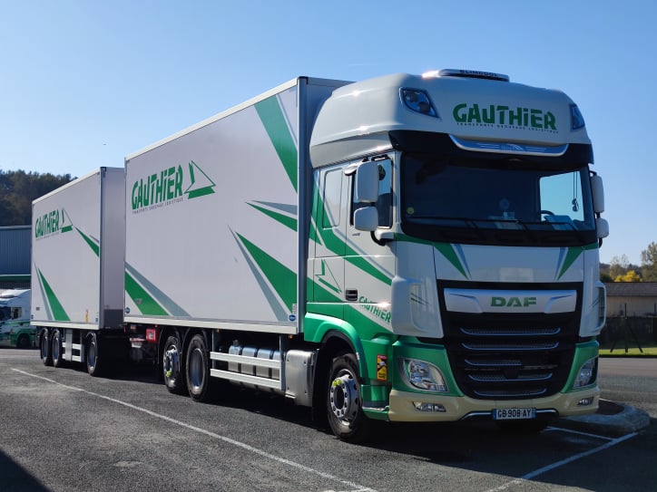 Camion remorque des Transports Gauthier garé sur notre parc en Dordogne (24).