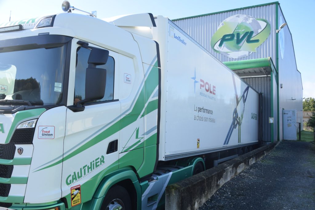 Entrepôt Périgord Vert Logistique en Dordogne, avec stockage en masse et sur rack.