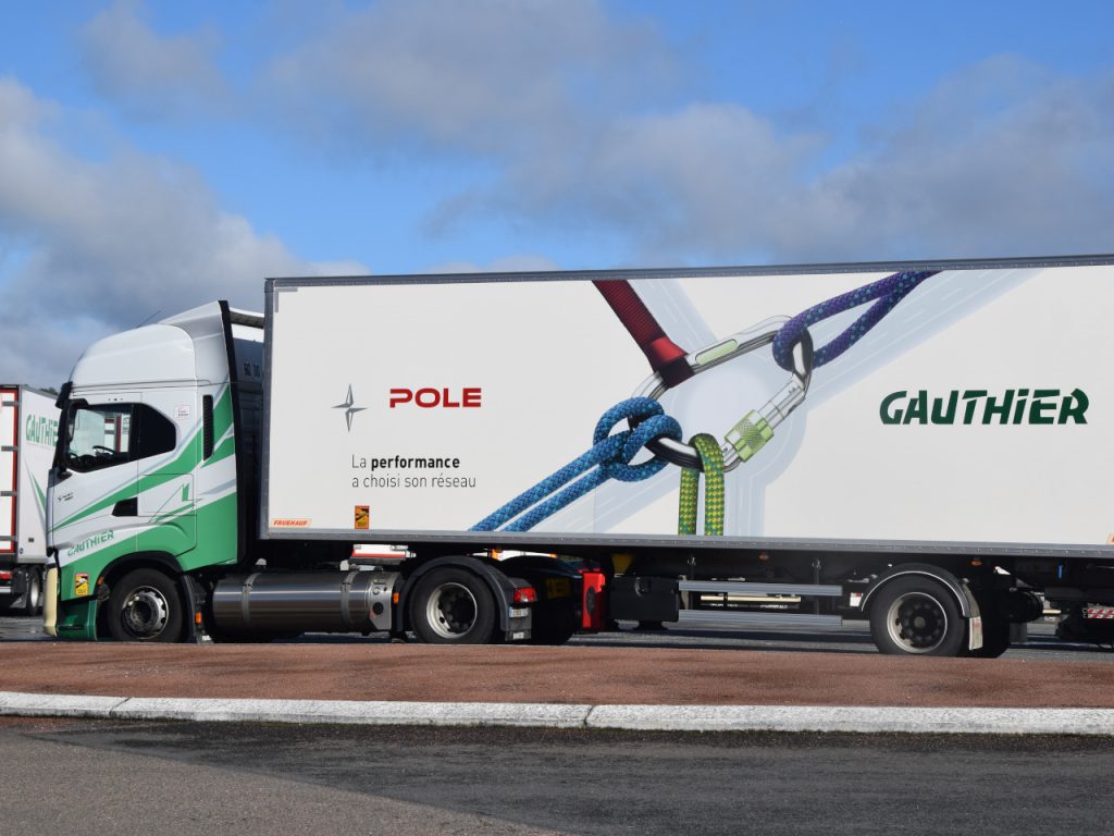 Camion roulant au gaz des Transports Gauthier, utilisé pour la distribution, contribuant à la réduction des émissions.