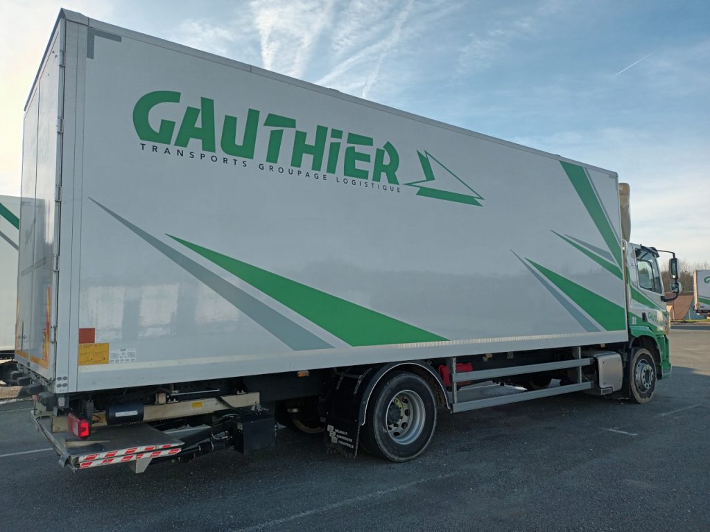 Porteur des Transports Gauthier sur le parc en Dordogne pour la distribution de marchandises.