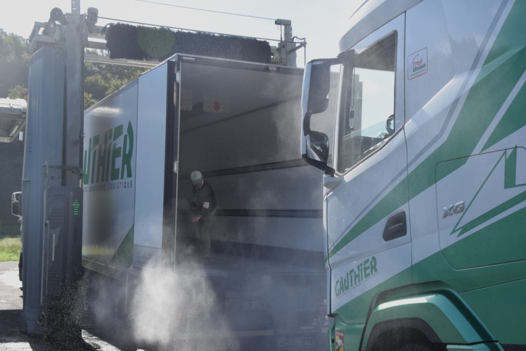 Camion de Transports Gauthier se faisant laver sur notre propre station de lavage en Dordogne.