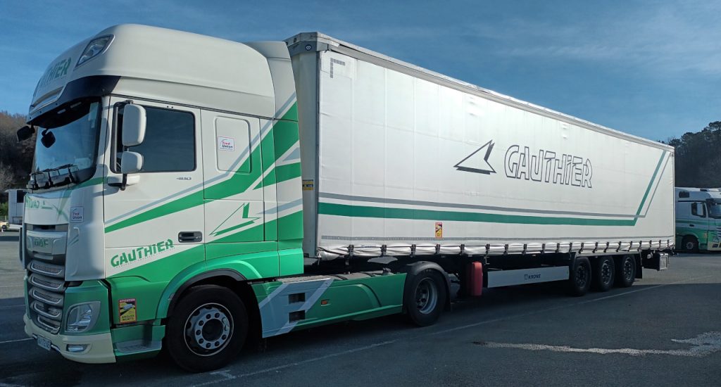 Camion tautliner des Transports GAUTHIER sur le parc logistique de Dordogne, prêt pour une nouvelle mission de transport.