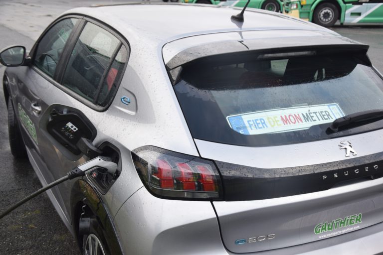 Voiture électrique des Transports GAUTHIER en cours de recharge sur notre borne électrique.